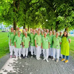 En gruppe mennesker i grønne skjorter